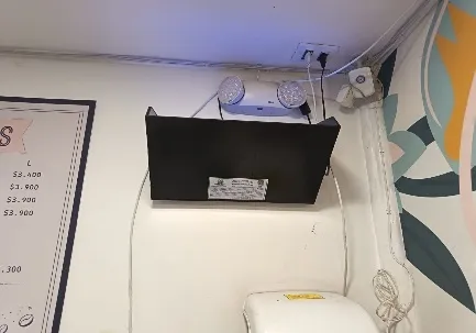Lámpara UV instalada en un local comercial