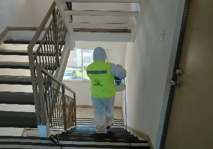 Sanitización de una escalera de edificio
