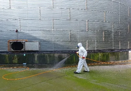 Aplicación exterior de desinsectación junto a un silo industrial