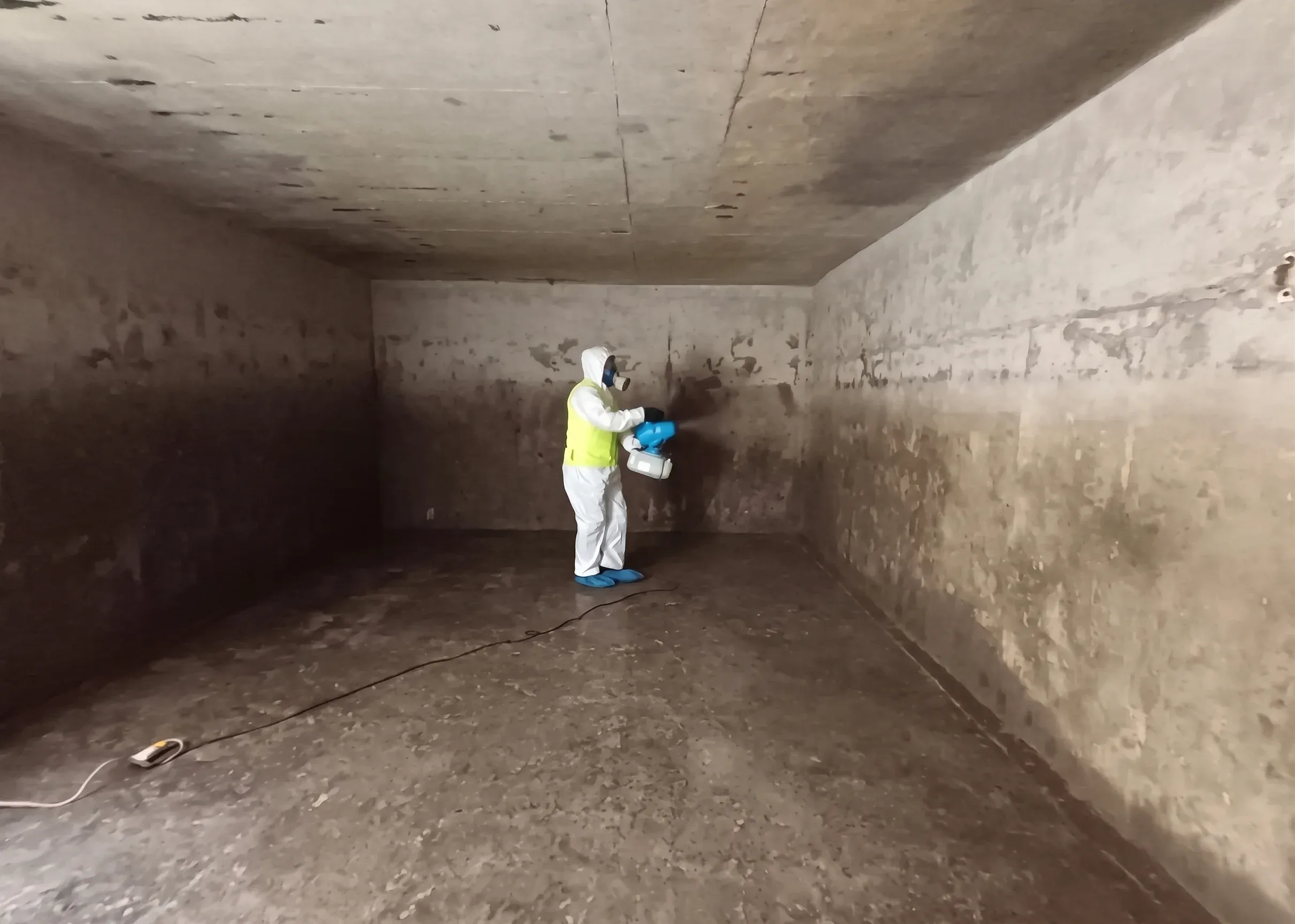 Técnico de B&V Control Plagas sanitizando una cámara interior de una instalación